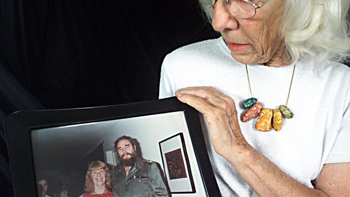 Lorna Burdsall, entonces de 70 años, muestra una foto suya con Fidel Castro durante una entrevista que se le hiciera en su casa de La Habana en el 2001.