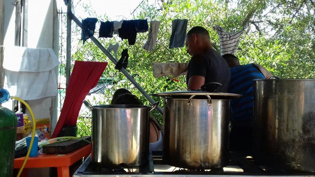 Migrantes cubanos cocinan en un albergue temporal en Turbo, Antioquia, Colombia.