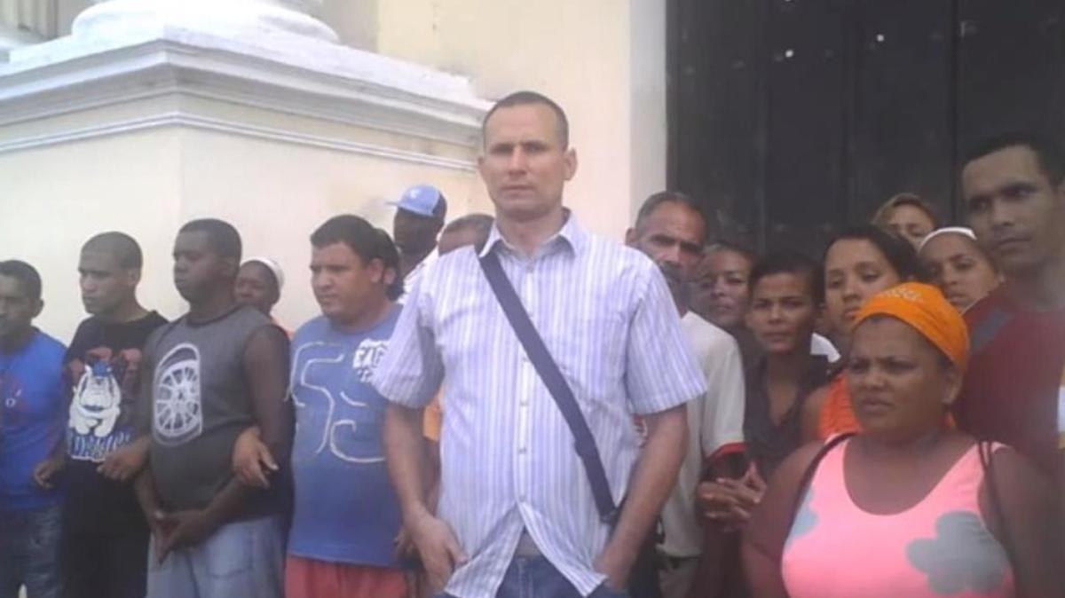 
El líder de la opositora Unión Patriótica de Cuba (Unpacu), José Daniel Ferrer (centro), pidió el jueves en una carta abierta al papa Francisco que interceda por el “más de medio centenar de presos políticos” que según ese grupo hay en el país.
