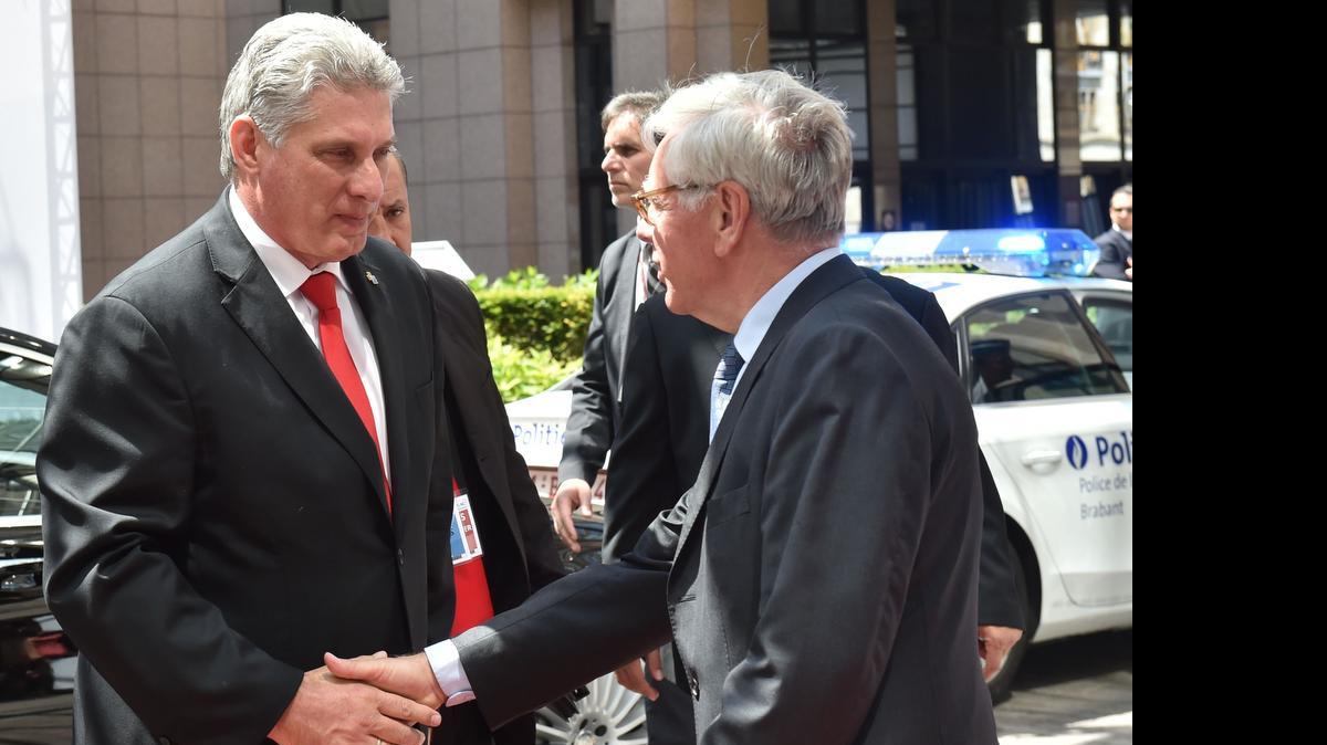
El primer vicepresidente de Cuba Miguel Diaz-Canel Bermúdez (izq.) a su llegada el miércoles a la cumbre de la Celac-UE que se celebra en Bruselas.
