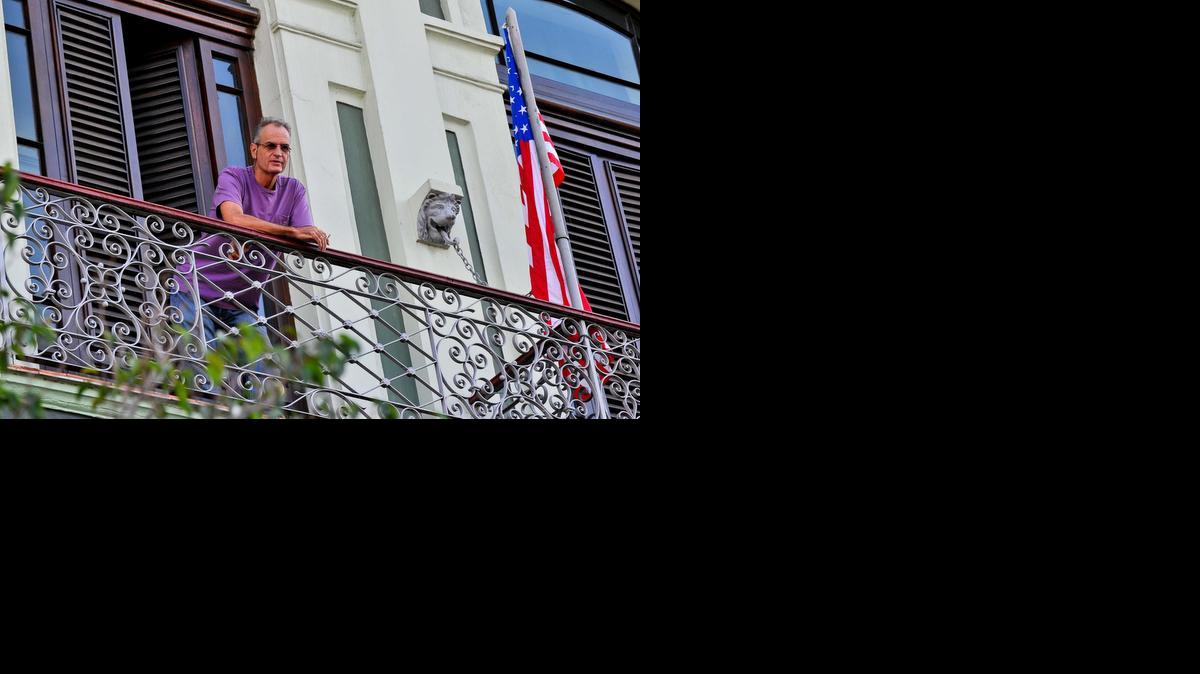 
Un turista de Estados Unidos observa desde un balcón del Hotel Saratoga en La Habana, el 06 de abril 2015 

