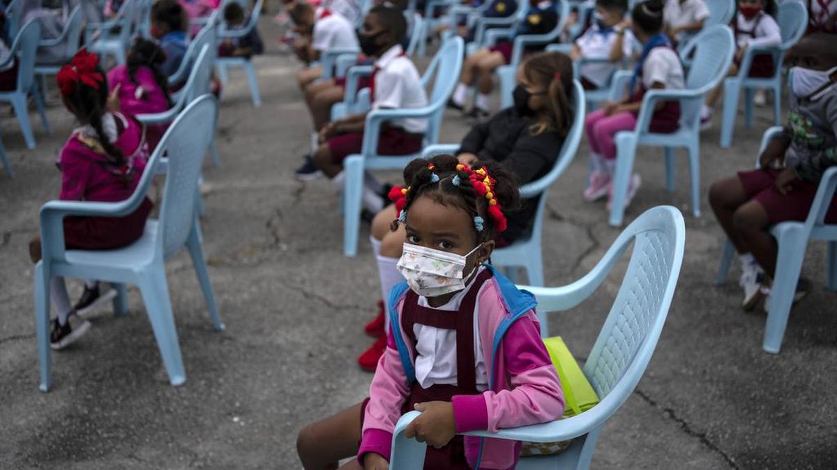 Estudiantes con máscaras en medio de la pandemia de COVID-19 asisten a la ceremonia de apertura del año escolar en La Habana, Cuba, el lunes 15 de noviembre de 2021.