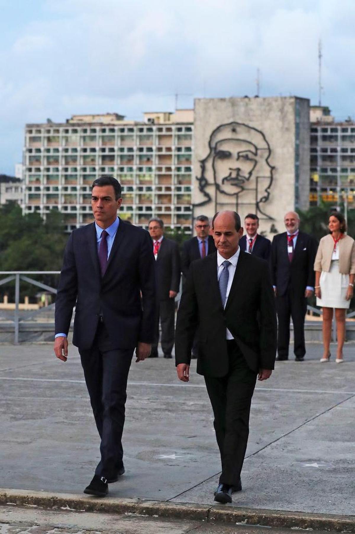 El presidente del Gobierno español, Pedro Sánchez, y el viceministro cubano de Relaciones Exteriores, Rogelio Sierra (d), llegan a la Plaza de la Revolución de La Habana para realizar una ofrenda foral en el monumento al prócer independentista cubano José Martí.