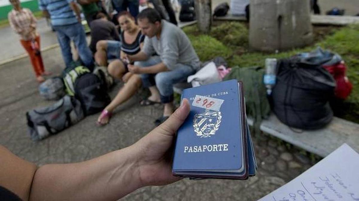 Un migrante cubano con pasaportes para entregar en procesamiento en el Instituto Nacional de Migración después de cruzar el Río Suchiate, el cuerpo de agua que separa Guatemala de México.