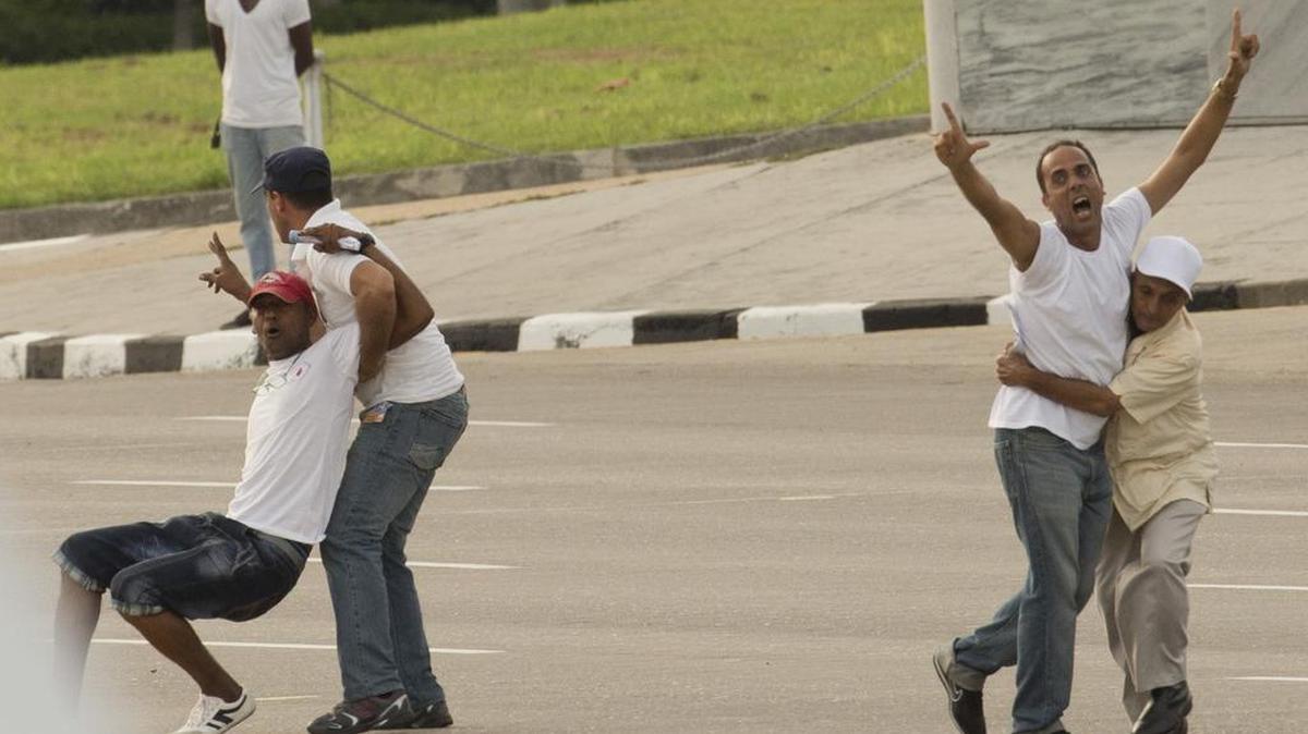 
Dos opositores son detenidos por agentes del gobierno vestidos de civil durante la visita del Papa a Cuba en septiembre.
