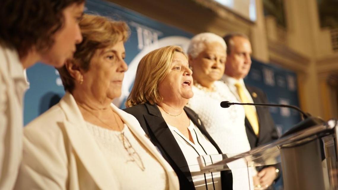 Representantes Ileana Ros-Lehtinen y Mario Díaz-Balart posan con miembros de las Damas de Blanco, Blanca Reyes y María Elena Alpizar, en ceremonia de premiación del International Republican Institute, el 16 de mayo del 2017.