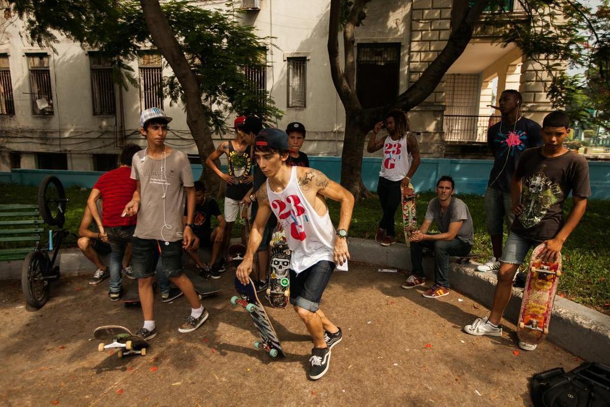 Grupo de skaters en La Habana.