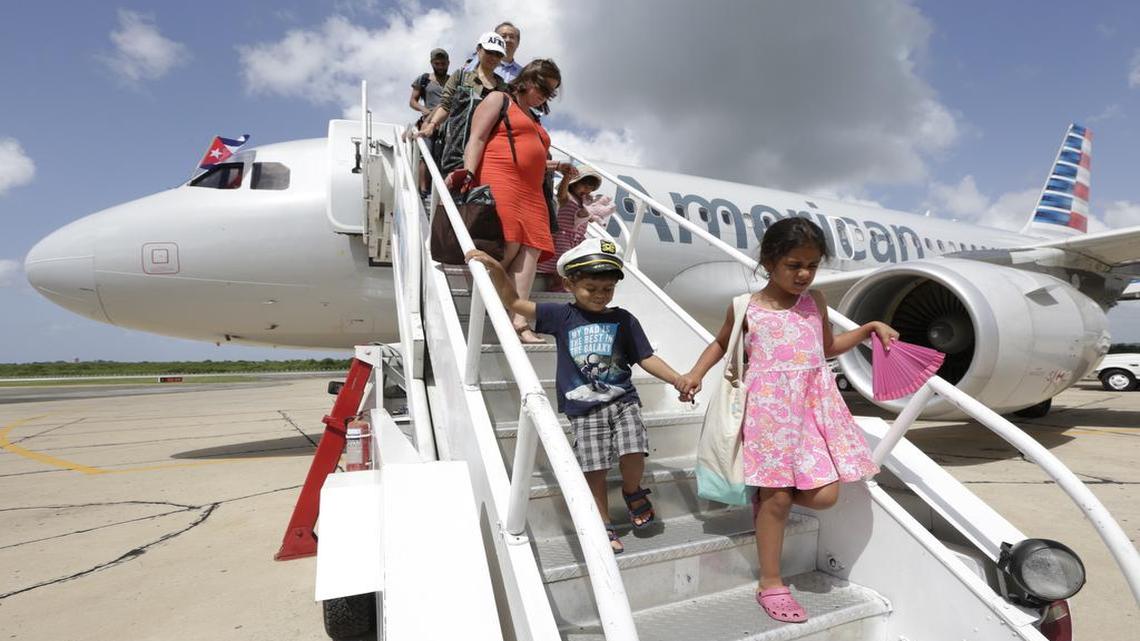 Un grupo de pasajeros llega a Cienfuegos, Cuba, el 7 de septiembre del 2016, en el primer vuelo de American Airlines de Miami a Cuba.
