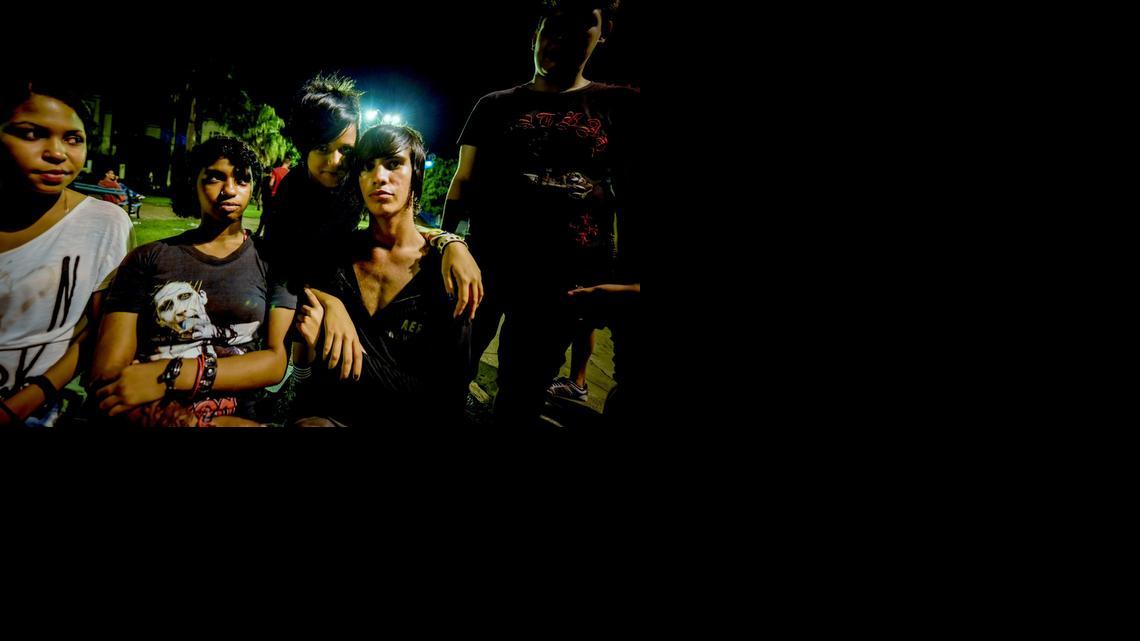 
Los “emos” Pedro Luis Fernández (centro) y Prince (centro, atrás) posan junto a las “screamos” Eneida Ledesma (izq.) y Yola Ruiz (segunda, izq.), en el parque ubicado en las calles G y 23 de La Habana, el 28 de septiembre del 2014. 
