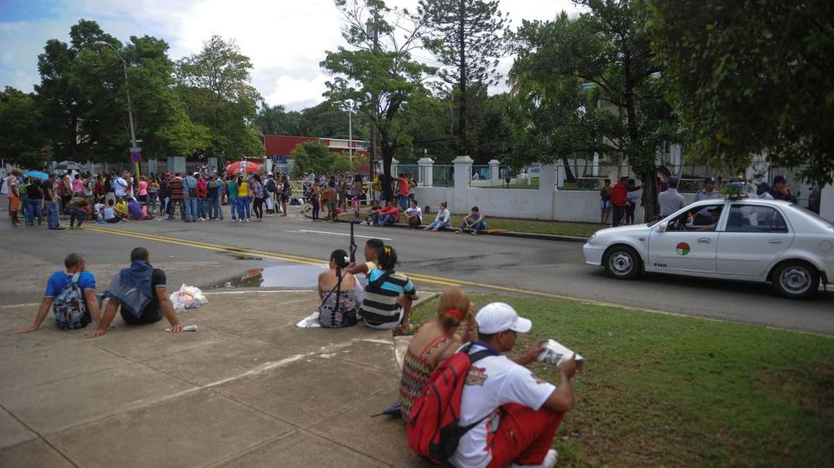 Cientos de cubanos afectados por la decisión de Ecuador de solicitar visados a los ciudadanos de la isla se congregaron el sábado, por segundo día consecutivo, en zonas aledañas a la embajada de ese país en La Habana