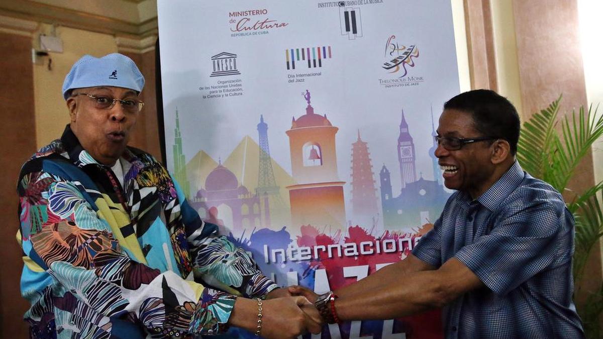 Los músicos Chucho Valdés (i) de Cuba y Herbie Hancock (d) de Estados Unidos posan el sábado 29 de abril de 2017, en La Habana luego de una conferencia de prensa para anunciar el concierto que ofrecerán el domingo en esa ciudad para celebrar el Día Internacional del Jazz.