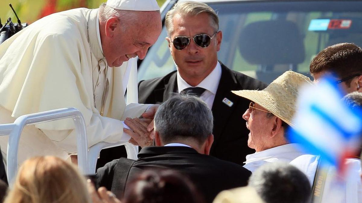 
 El papa Francisco saluda al gobernante cubano, Raúl Castro (d), a su llegada a Holguín donde oficiará una misa desde la Plaza de la Revolución hoy, lunes 21 de septiembre de 2015, como parte de su programa de actividades eclesiásticas en el marco de su visita a Cuba. 
