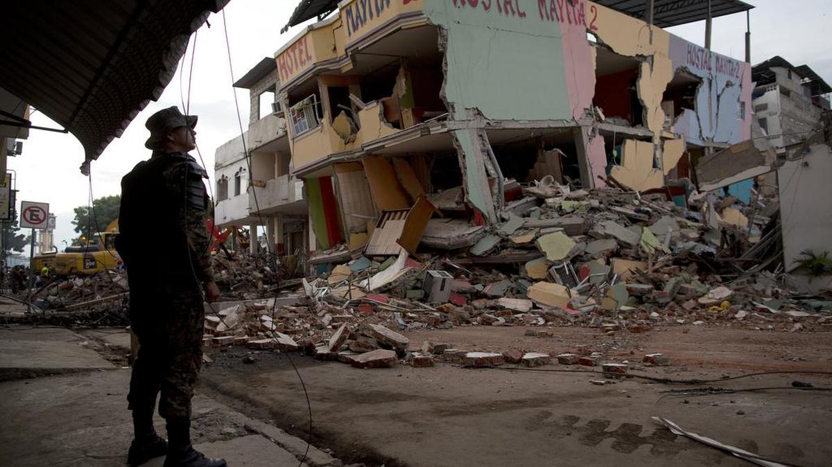 Un soldado de la fuerza aérea hace guardia frente a los edificios colapsados por un terremoto en Manta, Ecuador, Lunes, 18 de abril de 2016.