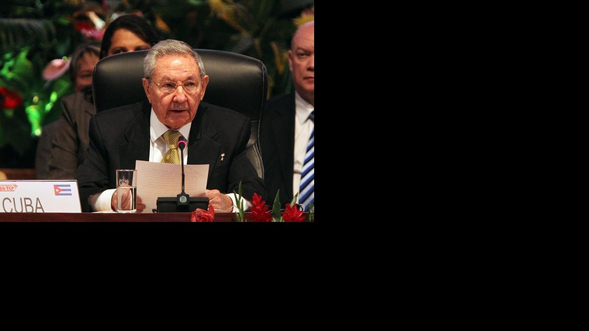 
El gobernante de Cuba, Raúl Castro, habla durante la sesión plenaria de la XIII Cumbre de la Alianza para los Pueblos de América (ALBA) el domingo 14 de diciembre de 2014, en La Habana (Cuba). 
