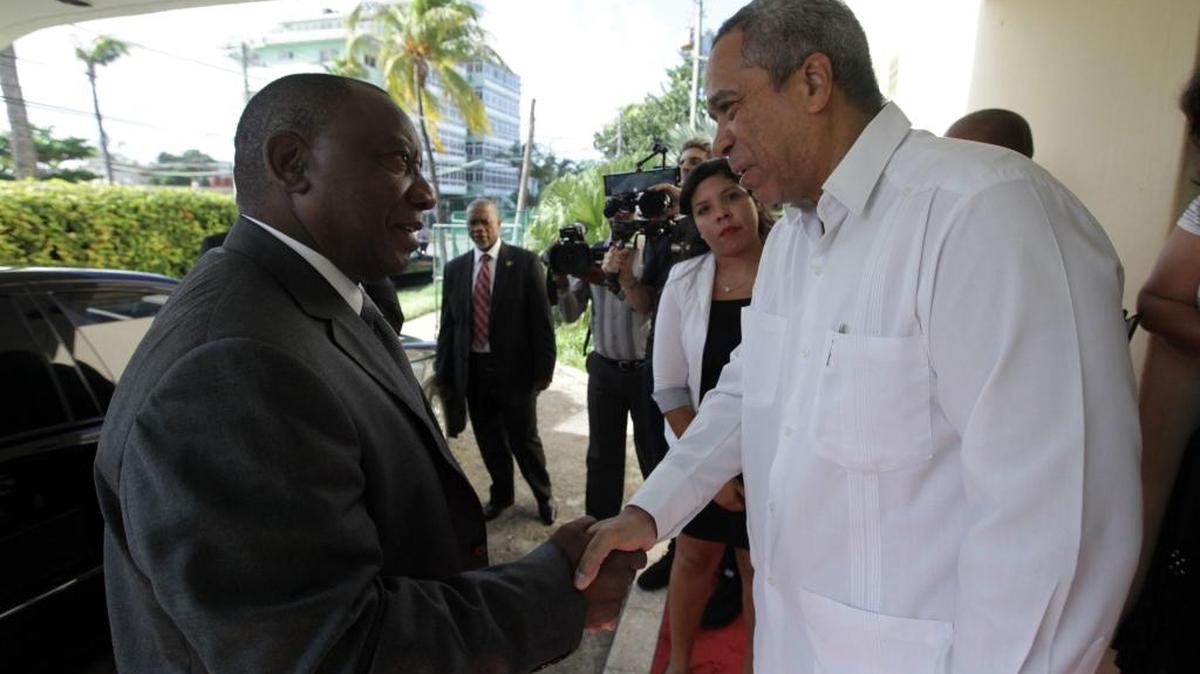 El vice presidente de Sudáfrica, Cyril Ramaphosa (i), es recibido por el viceministro de Comercio Exterior de Cuba, Antonio Carricarte (d), en La Habana.