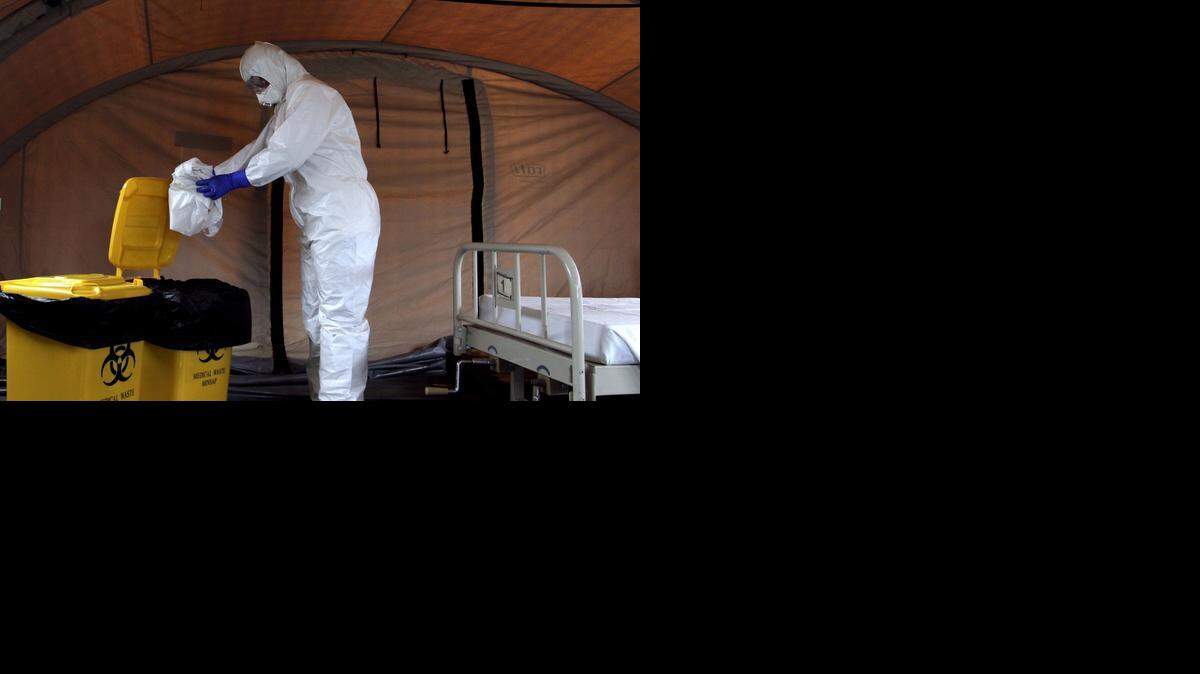 
La enfermera cubana Dalila Martínez se entrena en el manejo de material contaminado en La Habana, antes de viajar a Sierra Leona, Africa, para luchar contra la mortal enfermedad, el 9 de septiembre del 2014.
