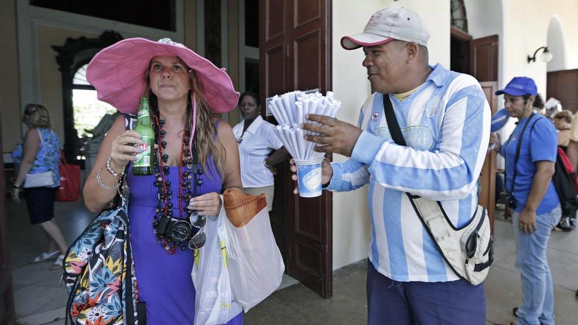 El turismo continúa como uno de los sectores más dinámicos de la economía. En la foto, un manisero se afana por captar la atención de una turista en Cienfuegos.