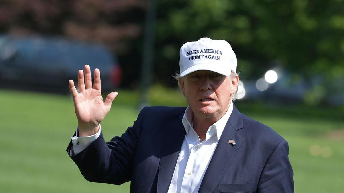 El presidente de los Estados Unidos, Donald Trump regresa a la Casa Blanca el 18 de junio de 2017 en Washington, DC.
