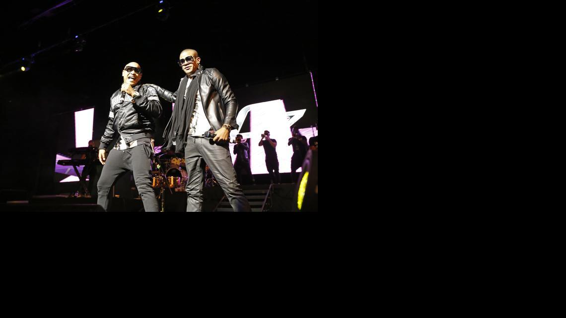 
El grupo de reguetón cubano Gente de Zona, con Alexander Delgado (izq.) y Randy Malcom, durante el concierto en el James L. Knight Center, en el downtown de Miami, el pasado sábado 1ro. de noviembre.
