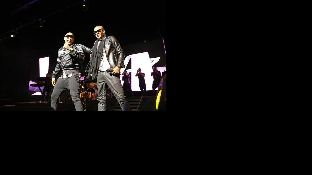 
El grupo de reguetón cubano Gente de Zona, con Alexander Delgado (izq.) y Randy Malcom, durante el concierto en el James L. Knight Center, en el downtown de Miami, el pasado sábado 1ro. de noviembre.
