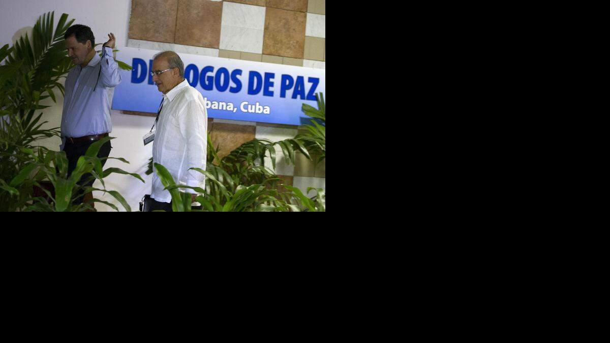 
Humberto de la Calle, (centro) el jefe de la delegación del gobierno colombiano para el diálogo de paz en La Habana, sale de una sesión en el Palacio de las Convenciones.


