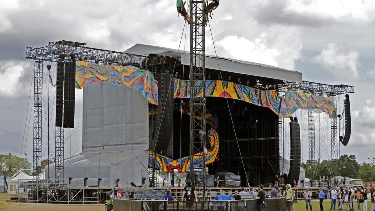 En la Ciudad Deportiva de la capital ya está listo el escenario para el concierto de The Rolling Stones, que será gratuito y al aire libre y al que se espera que acudan unas 400,000 personas