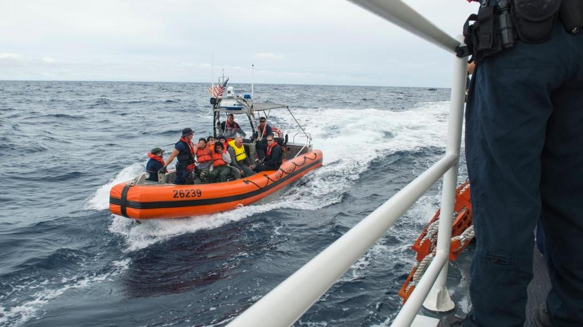 Tripulantes del escampavías Kathleen Moore, del Servicio Guardacostas de Estados Unidos, se preparan para recibir a cubanos interceptados en el Estrecho de la Florida, en una imagen del 7 de diciembre del 2015.