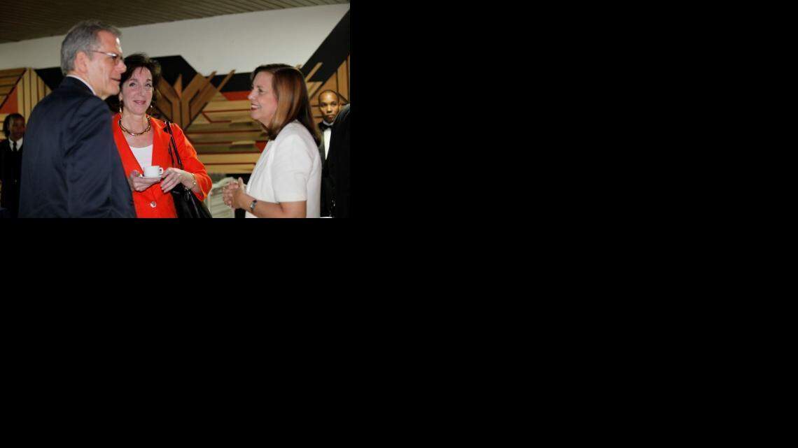 
Roberta Jacobson (centro), subsecretaria de Estado para los Asuntos del Hemisferio Occidental, se toma un café junto a Josefina Vidal, directora general para Estados Unidos del Ministerio de Relaciones Exteriores de Cuba, y un delegado no identificado, el jueves en La Habana. 
