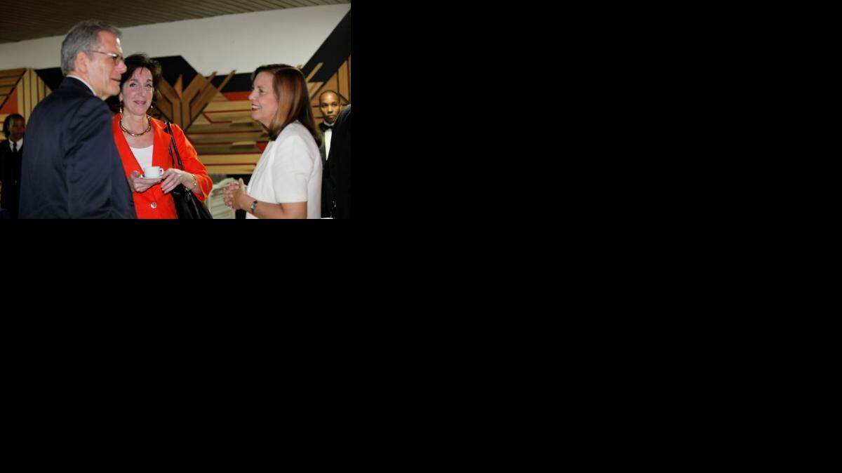 
Roberta Jacobson (centro), subsecretaria de Estado para los Asuntos del Hemisferio Occidental, se toma un café junto a Josefina Vidal, directora general para Estados Unidos del Ministerio de Relaciones Exteriores de Cuba, y un delegado no identificado, el jueves en La Habana. 
