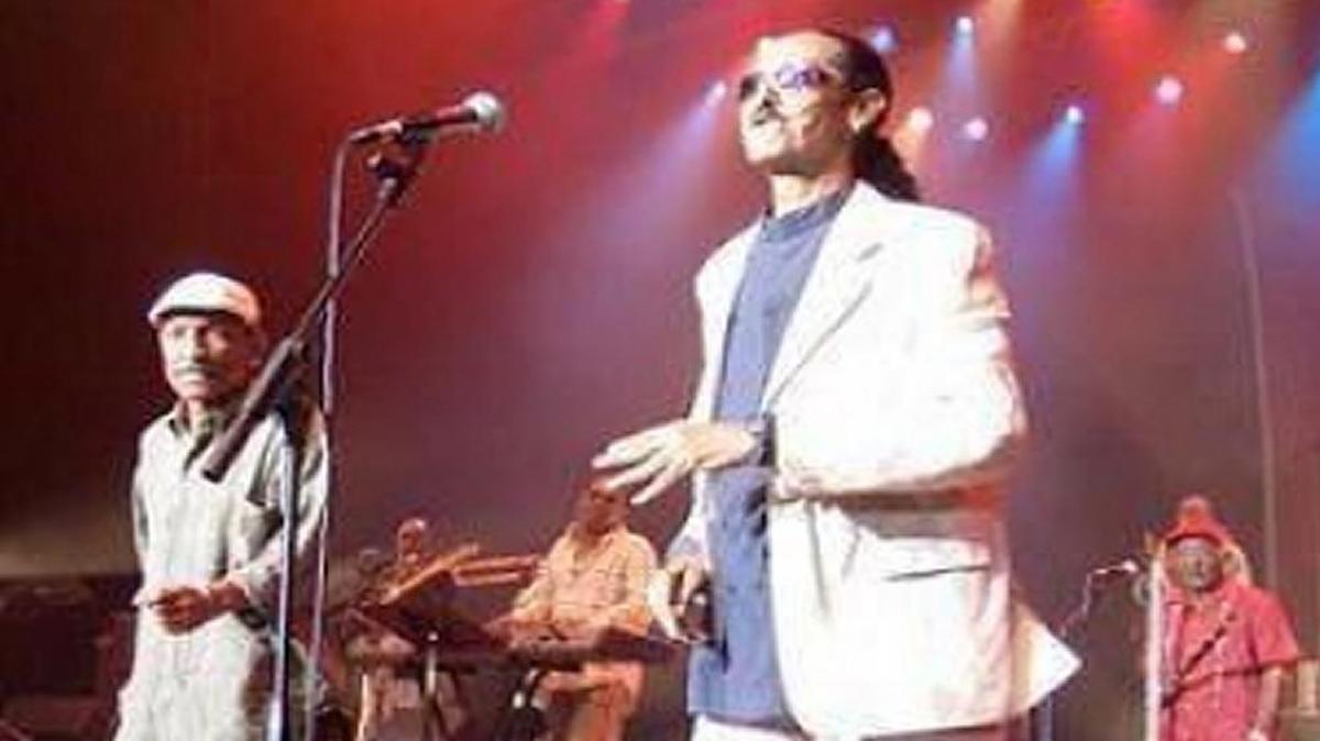 Mario Luis Valdés, conocido como "Mayito El flaco", cantó con los Van Van desde el 1983 al 1993.