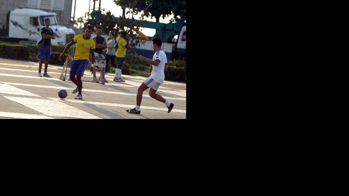 
Varios jóvenes juegan al fútbol en un parque, en La Habana. En un país donde el béisbol es deporte nacional y seña de "identidad", la pasión por el fútbol se abre paso y hace furia entre los más jóvenes, mientras los expertos llaman a aprovechar la "chispa" de los partidos callejeros y desarrollar más ese deporte en la isla.

