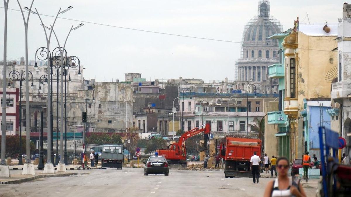 Una calle de La Habana con el Capitolio al fondo.