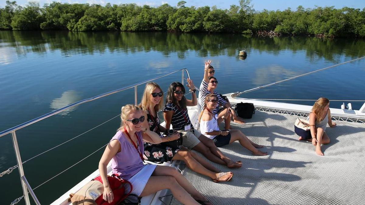 Fotografía del 17 de octubre de 2017, de un grupo de personas que navega en un catamarán del grupo cubano Cubanacán, en la provincia de Holguín (Cuba).
