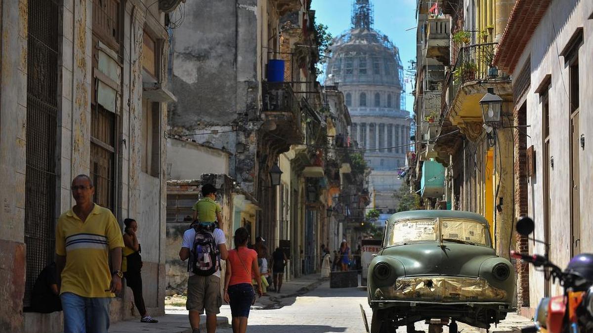 Vista de una calle de La Habana el 17 de marzo de 2016. Cientos de trabajadores han estado trabajando durante días para retocar fachadas de edificios, calles y monumentos de La Habana antes de la visita del presidente estadounidense, Barack Obama.