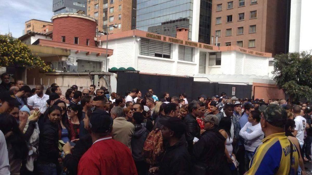 Cubanos reunidos frente a la embajada de México en Ecuador el miércoles 18 de mayo de 2016. El gobierno mexicano rechazó una petición hecha por más de 4,500 cubanos de un visado humanitario para viajar de manera segura hasta EEUU.