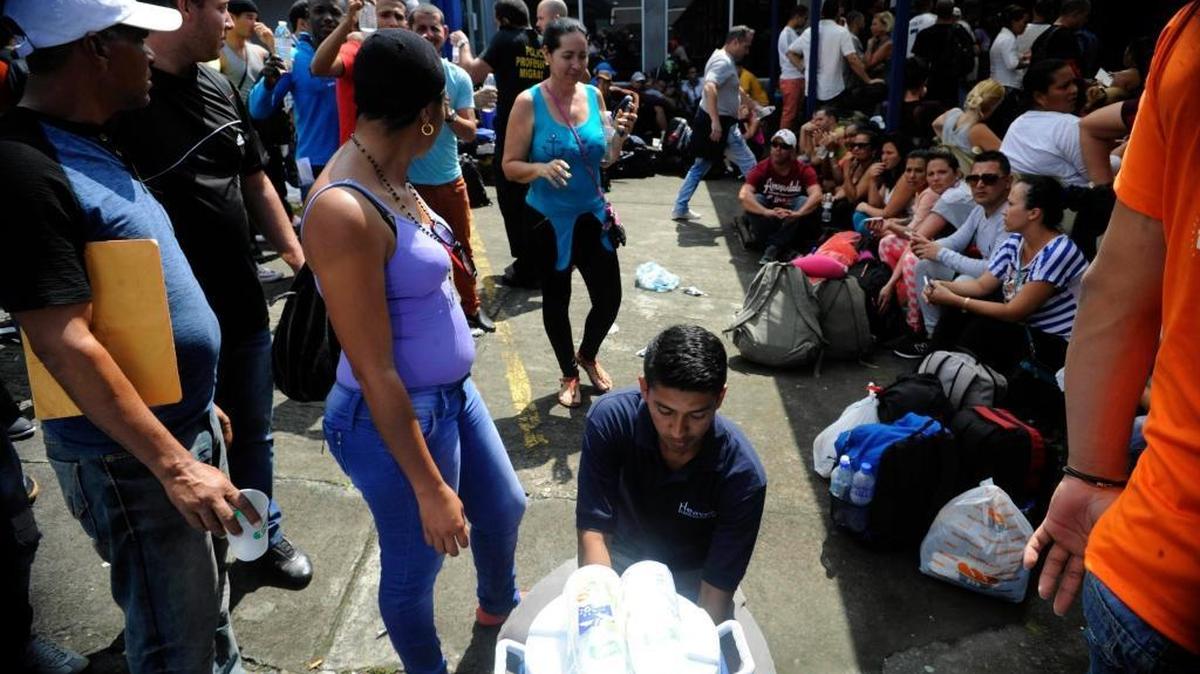 Grupos de cubanos esperan el jueves en las instalaciones de la Dirección de Migración y Extranjería en San José, Costa Rica.