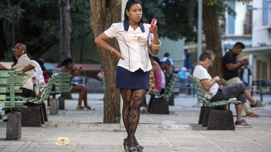 La gente usa Internet en un hotspot público de Wifi en La Habana, Cuba, el sábado, 26 de noviembre de 2016.