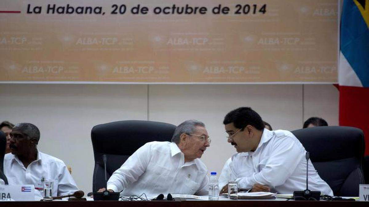 
Los gobernantes Raúl Castro (Cuba) y Nicolás Maduro (Venezuela), durante la reunión del ALBA realizada en La Habana.
