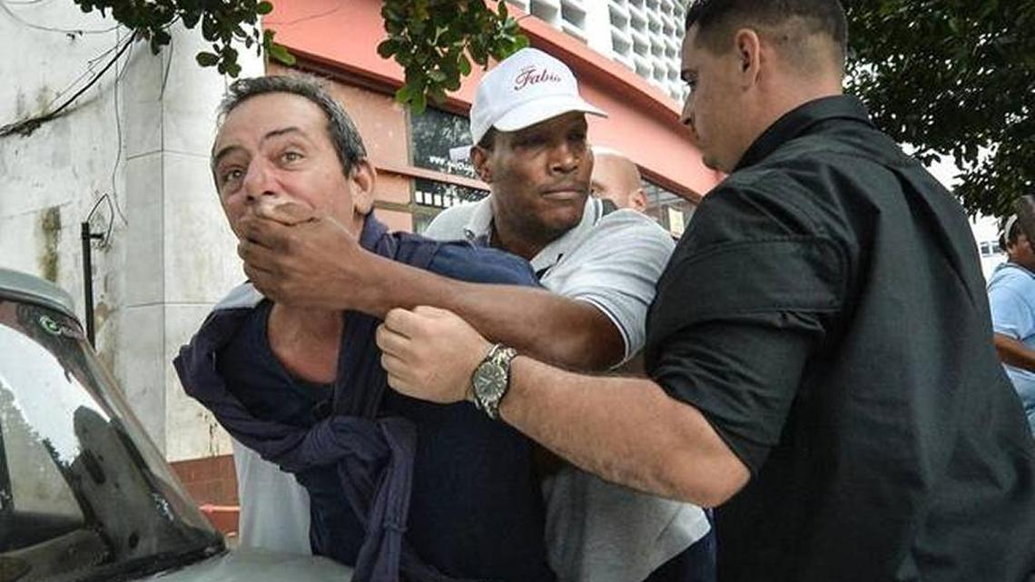 El opositor cubano Yuri Valle Roca es arrestado por la policía el jueves 10 de diciembre en La Habana.
