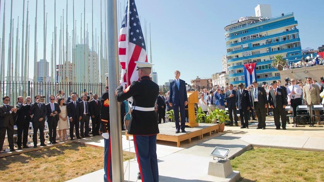 El ex secretario de Estado, John Kerry, y otros dignatarios observan cómo los Marines estadounidenses levantan la bandera estadounidense sobre la embajada en La Habana, Cuba, el 14 de agosto de 2015.