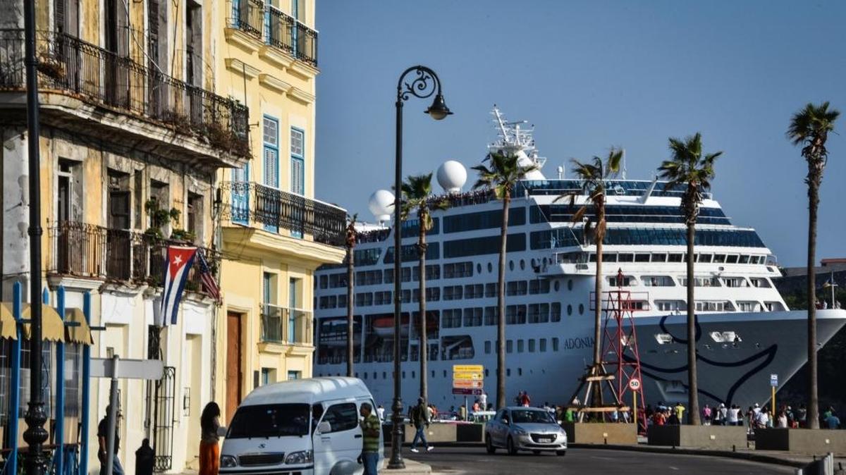Felices y visiblemente emocionados de reencontrarse con sus orígenes, una veintena de cubanos que abandonaron la isla hace años arribaron el lunes al puerto de La Habana en el “Adonia”.