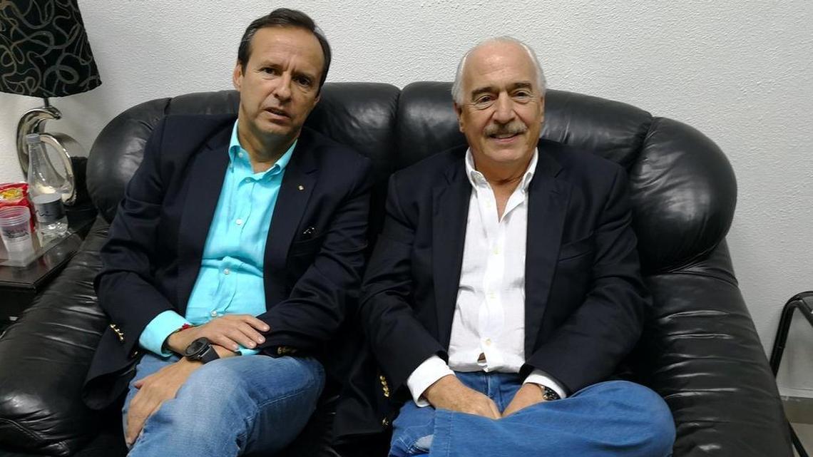 Los ex presidentes de Colombia y Bolivia, Andrés Pastrana (derecha) y Jorge Quiroga fueron detenidos el miércoles en el aeropuerto de La Habana.