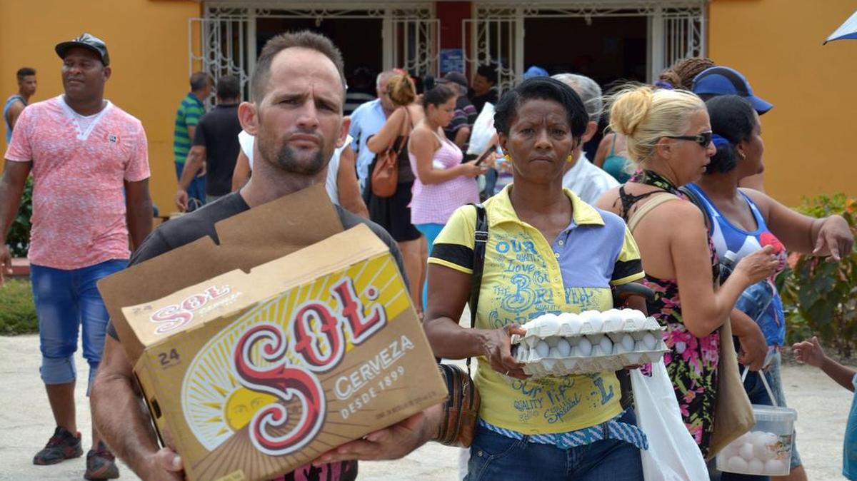 Foto de archivo de cubanos comprando alimentos antes de la llegada del huracán Matthew en la provincia de Holguín, Cuba, el 2 de octubre de 2016, en un contexto marcado por la crisis de combustible, la escasez de alimentos y el impulso del gobierno cubano a su plan de “soberanía alimentaria”.
