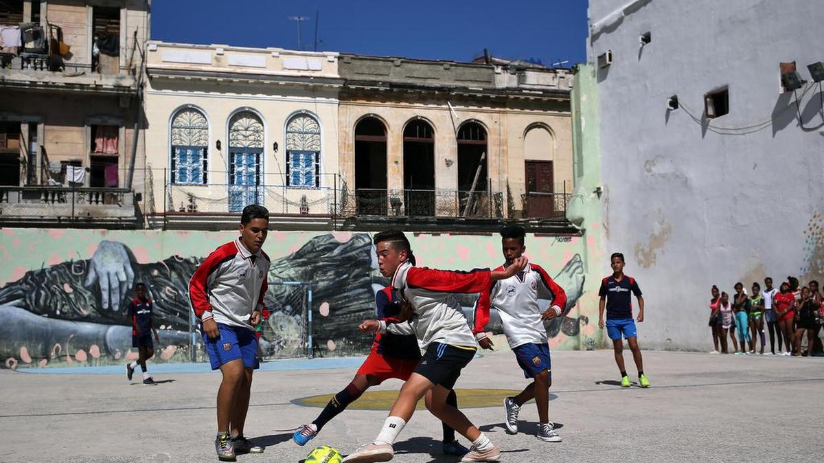 Fotografía del 9 de mayo de 2017, de un grupo de niños jugando fútbol en una de las áreas deportivas de La Habana Vieja, en la Habana (Cuba), como parte de las actividades del proyecto comunitario "Barriohabana".