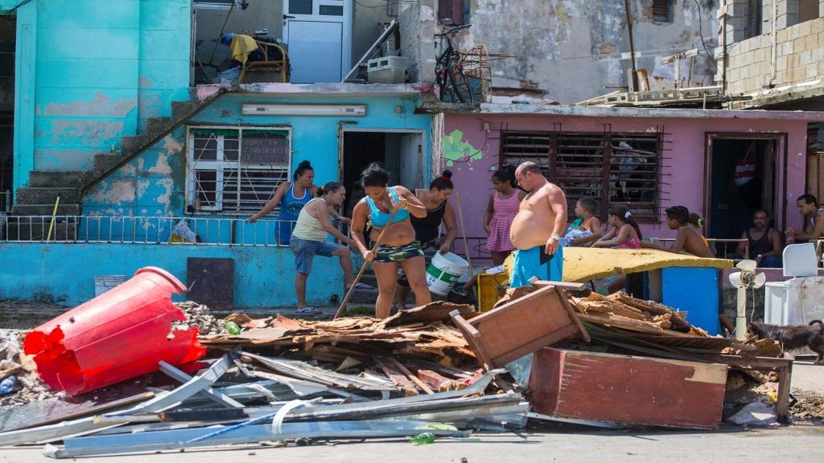 Varias personas limpian los escombros afueras de sus casas en La Habana tras el paso del huracán Irma.