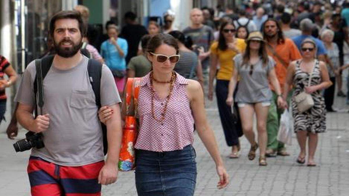 
Una pareja de turistas camina el viernes por La Habana, el día en que entran en efecto las nuevas medidas de EEUU hacia Cuba.
