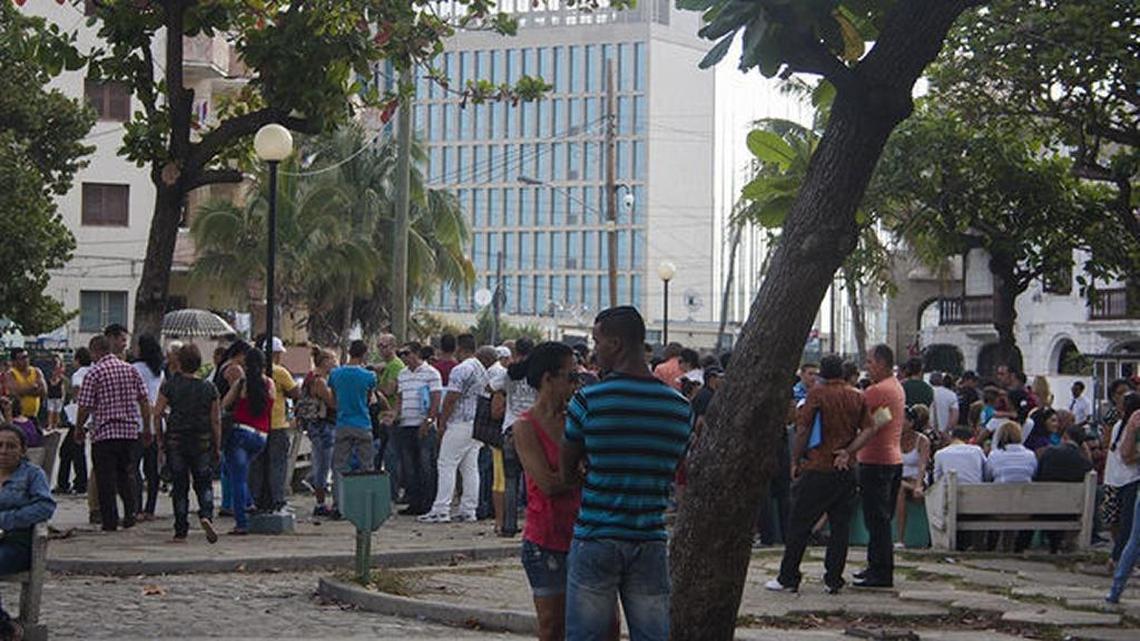 Cientos de cubanos hacen cola cada día en el exterior de la embajada de Estados Unidos en La Habana.
