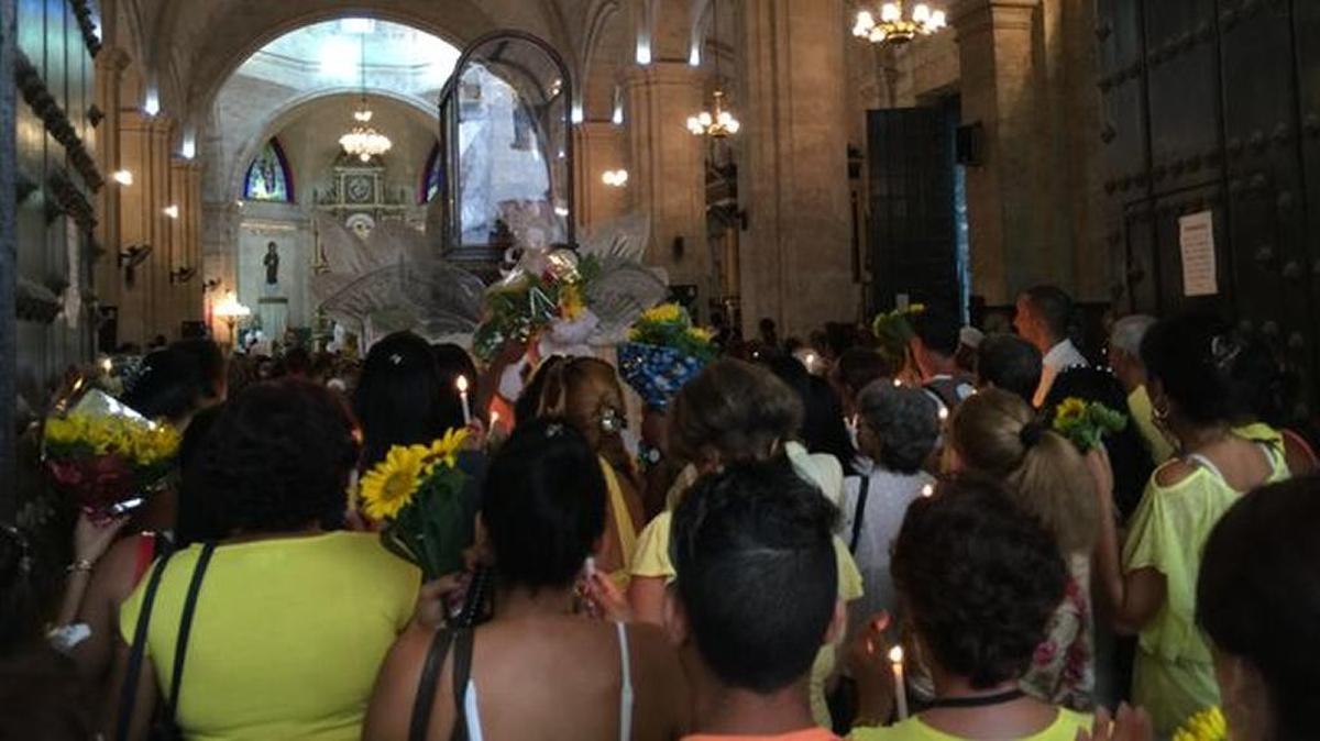 Los firmantes recuerdan que el gobierno restringe la manera en que se practican los cultos religiosos y menciona a modo de ejemplo que las procesiones y misas públicas deben tener la autorización expresa de las autoridades.