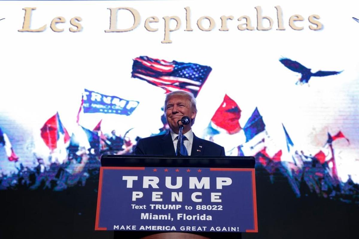 El entonces candidato presidencial Donald Trump sonrió en una manifestación de la campaña de septiembre en el centro de Miami James L. Knight Center.