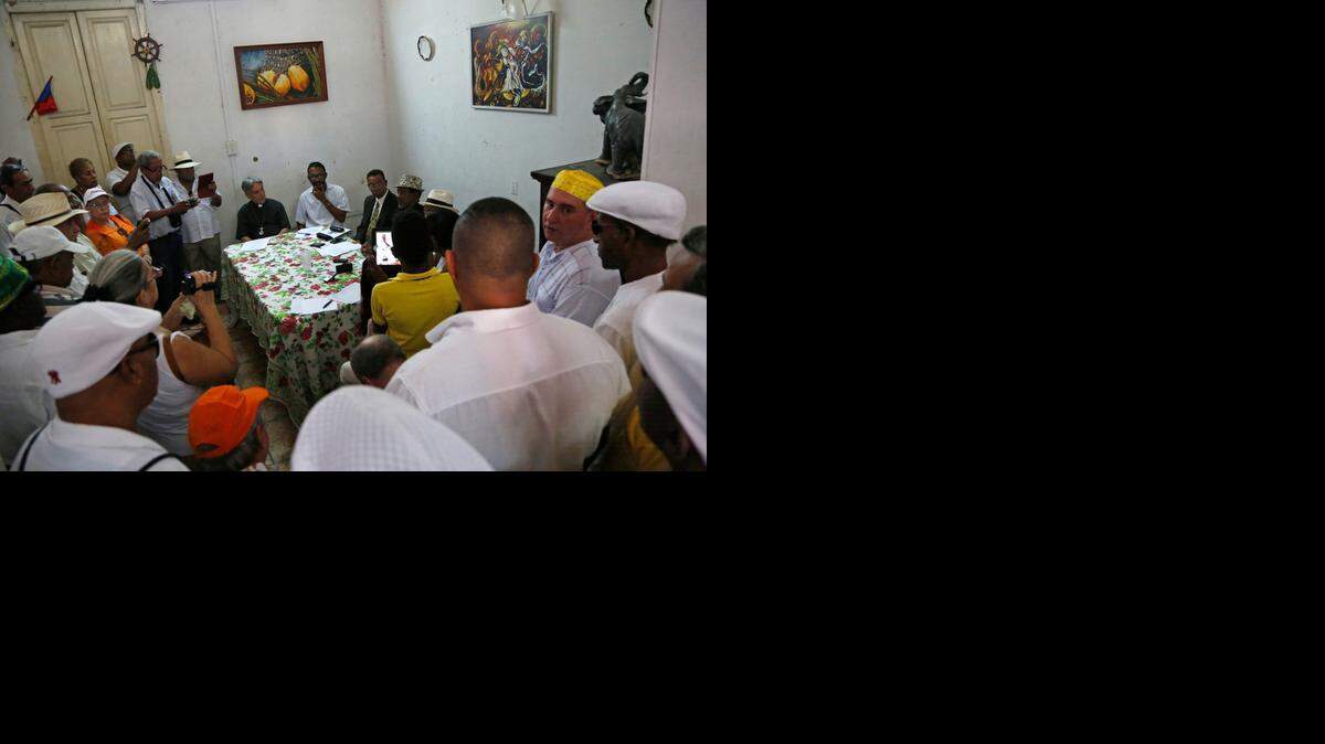 
Sacerdotes de la santería cubana (‘babalawos’) reunidos el sábado 3 de enero en La Habana, para dar las recomendaciones del Oráculo de Ifá para el 2015.
